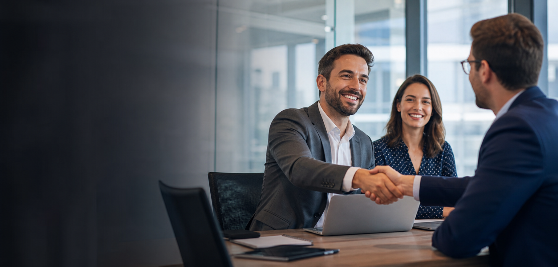 Profissionais fechando um negócio em reunião comercial